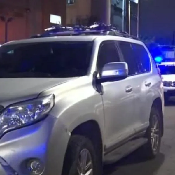 Balacera en Bogotá entre la Policía y ladrón que se quería robar lujosa camioneta Toyota, después de que le propinó una golpiza al conductor. 