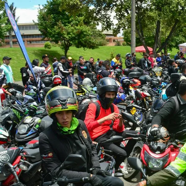 Motociclistas en Colombia están molestos porque los obligarían a usar chalecos reflectivos.