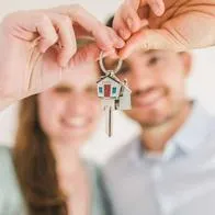 Foto de personas comprando casa, en nota de Fondo Nacional del Ahorro: qué dijo Gustavo Petro sobre tasas de interés para compra de vivienda