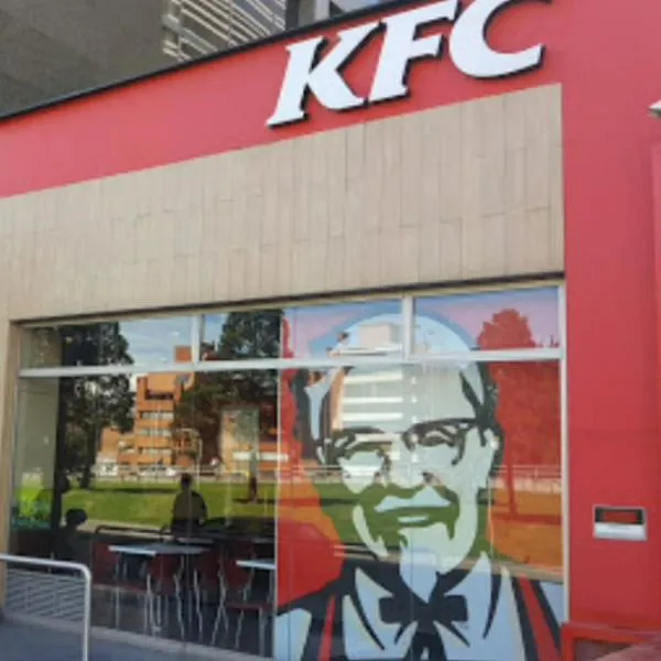 Cuánto vale la empresa KFC (en millones de dólares) y cuántos restaurantes tiene