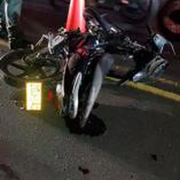En Quindío, en la vía de va de Montenegro a Armenia hubo un accidente de tránsito porque una moto invadió el carril de otra, se estrellaron y un carro los atropelló.