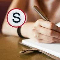 ¿Cómo escribe la letra S una persona insegura? Esto dice la grafología