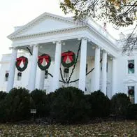 Árbol de navidad de la Casa Blanca se cayó por fuerte viento y fue levantado con grúa: video