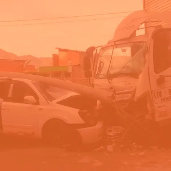 Impresionante accidente entre camión y microbus generó caos en la autopista Medellín - Bogotá