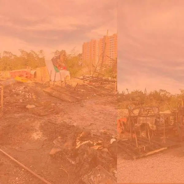 EN IMÁGENES: Grave incendio en Rionegro afectó a marionetas y carrozas para el desfile de mitos y leyendas.