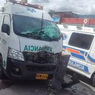 Dos ocupantes de una ambulancia sufrieron heridas al chocar contra un camión en Ibagué