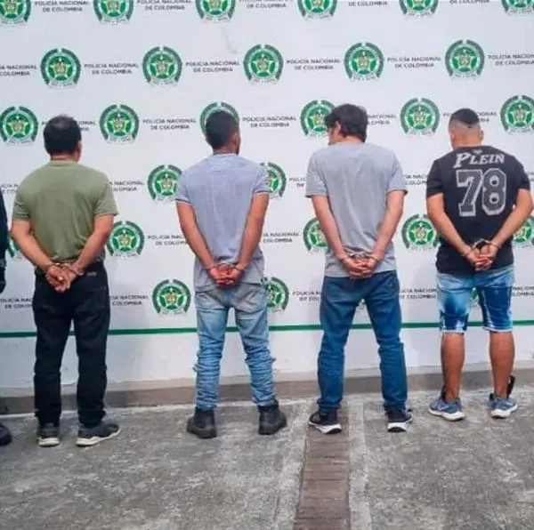 Cuatro presuntos ladrones capturados por millonario hurto a una tienda Ara en Ibagué, luego de sacar mercancía y que los descubrieran.