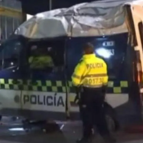 Grave accidente de tránsito en Bogotá. Una patrulla de la Policía se volcó y dejó a 2 policías heridos. El incidente fue por culpa de un carro particular. 