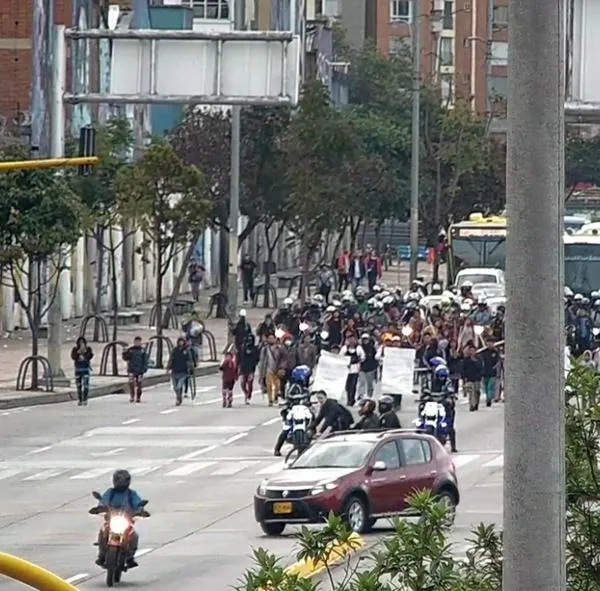 Marcha indígena en Bogotá bloqueó calle 26. Cerca de 50 personas están ocupando la mitad de la vía y los vehículos tuvieron que ser desviados. 
