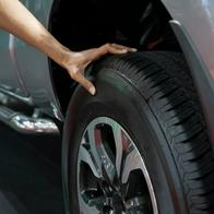 Foto de neumático a propósito de cuánto tiempo se puede dejar un carro sin encender