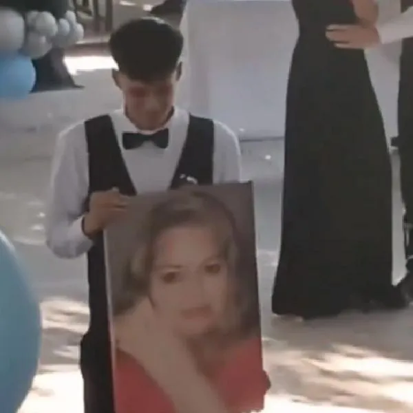 Joven bailó llorando en su grado, aferrado a cuadro con la foto de su mamá fallecida.