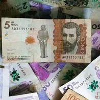 Foto de billetes colombianos, en nota de Salario mínimo de 2024: EPS, multas y más en Colombia que subirán con aumento entre 11 y 13 %