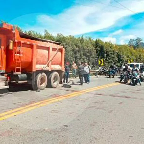 Un grave accidente se registró este miércoles en Antioquia: motociclista y su acompañante murieron al estrellarse contra un volqueta.