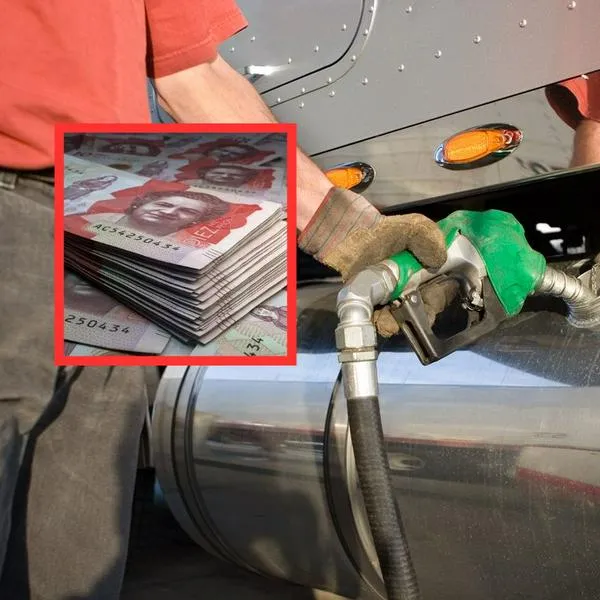 Foto de persona tanqueando carro, a propósito de incremento de precio del ACPM