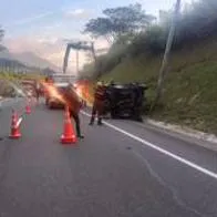 En la vía Cajamarca-Calarcá, en Quindío, se registró un accidente de tránsito de un conductor que se volcó por un supuesto microsueño.