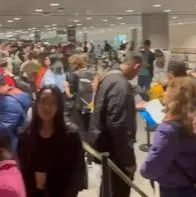 Foto de pasajeros en Bogotá, en nota de desespero en El Dorado con queja de largas filas sin atención en migración; qué dijeron en video.