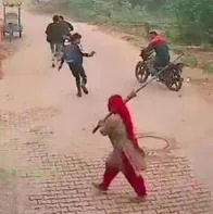  ¡Todos le temían! A punta de escobazos mujer espantó a un grupo de delincuentes 
