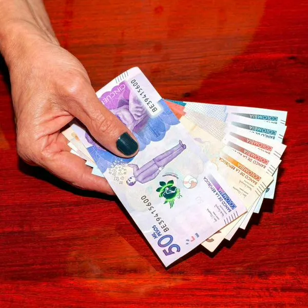 Foto de dinero colombiano, a propósito de familias estrato 1 y 2 que no pueden cobrar el subsidio Renta Ciudadana