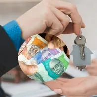 Foto de llaves de una casa y billetes colombianos