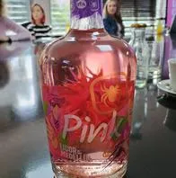 La industria del licor aprovechará el concierto de Karol G en Medellín para lanzar un nuevo aguardiente de color rosa. Le contamos los detalles.