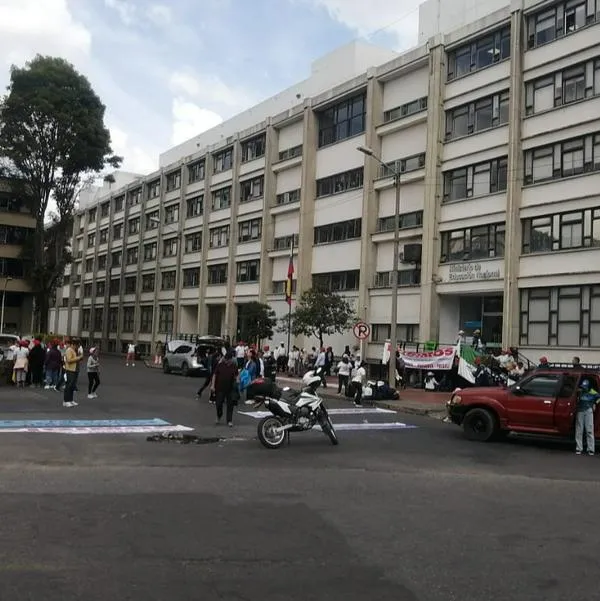 Marchas en Bogotá frente a la sede del Ministerio de Educación. Decenas de manifestantes bloquean varias calles en la capital de la República. 