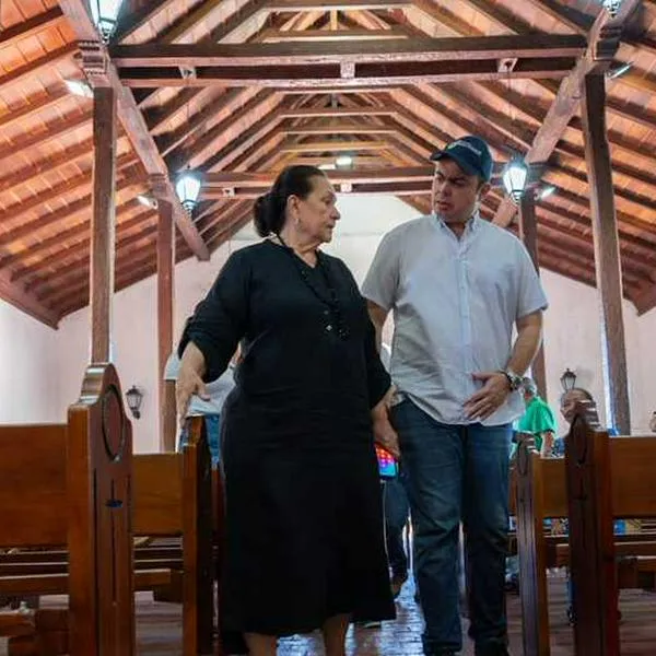 Cielo Gnecco reapareció en Valledupar entregando bancas a la iglesia de Valencia de Jesús.