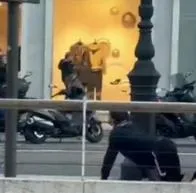 Mujer protagoniza insólito paseo a un hombre como si fuera un perro