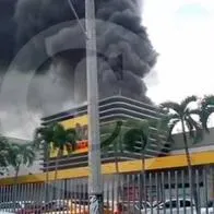 Grave incendio en el centro comercial Viva Envigado. Los bomberos trabajan en apagar las llamas.