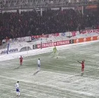 Suspendieron partido en Conference League por bolas  de nieve que le tiraron a un arquero: video y qué pasó