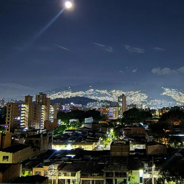 Alborada en Medellín la madrugada del viernes primero de diciembre.