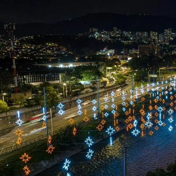 Iluminación navideña de Medellín, con ocasión del clima del primero de diciembre de 2023.