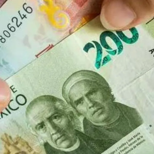 Foto de billetes mexicanos por subida de salario mínimo de 20 % en México