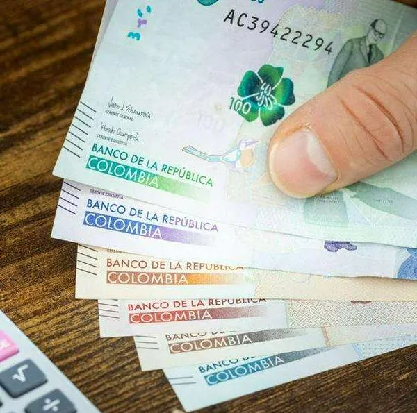 Foto de dinero colombiano, en nota de que Troop, lejos de Bancolombia, Davivienda y más: cómo invertir desde Colombia en inmuebles de EE. UU.