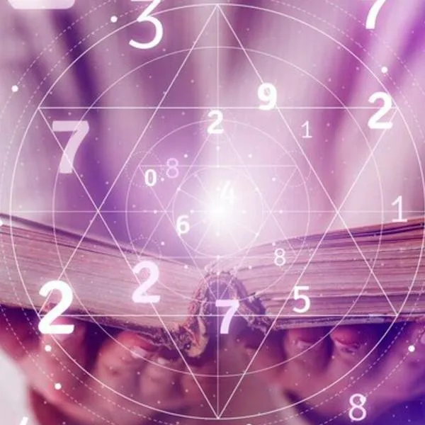 Libro rodeado por un pentagrama y muchos números referentes a la numerología.