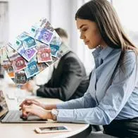 Foto de mujer trabajando y billetes de pesos colombianos