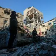 Palestinos en medio de los escombros dejados por una nueva jornada de bombardeos en la Franja de Gaza.