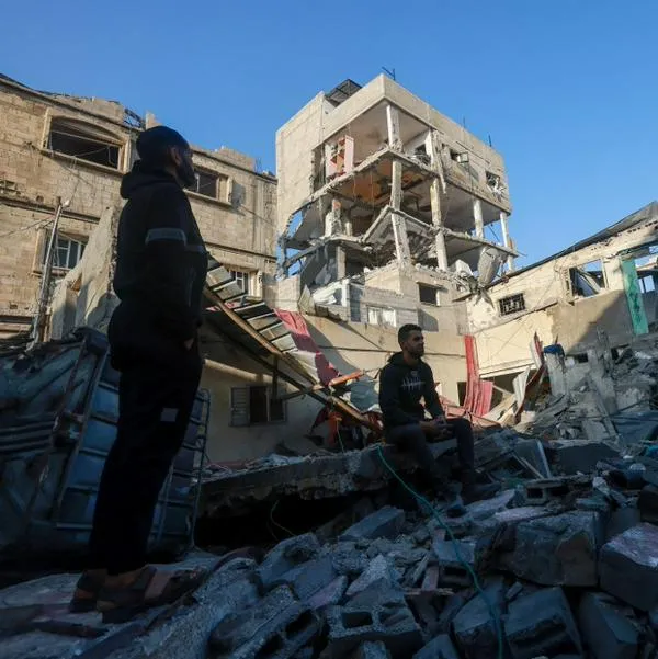 Palestinos en medio de los escombros dejados por una nueva jornada de bombardeos en la Franja de Gaza.