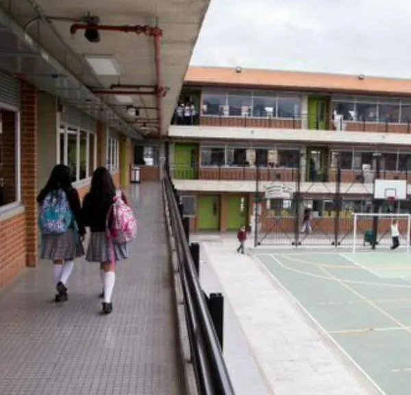 En Argentina se presentó una pelea campal entre estudiantes de varios colegios que se reunieron para conmemorar su último día de clases. Hubo arrestados.