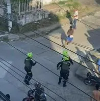 Dos hombres se enfrentaron a piedras con policías en vía pública de Cartagena
