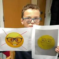 Niño pide cambio de emoji por considerarlo despectivo para con quienes usan gafas