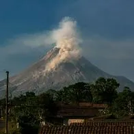 Volcán Merapi en Indonesia hizo erupción y hay personas en peligro. Se encuentra en el nivel dos de alerta (en un sistema donde cuatro es el máximo).