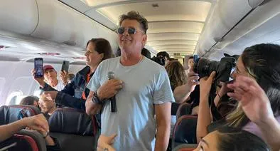 Foto de Carlos Vives, en nota de que el cantante dio concierto en pleno vuelo de Latam y sorprendió a viajeros; videos y por qué