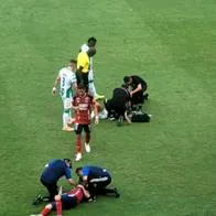 Foto de jugadores afectados por golpe, en nota de que Nacional vs. Medellín tuvo alarma por violento choque de Jhon Duque: qué le pasó y qué decidieron