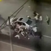 Foto de hinchas atacando un carro en Envigado