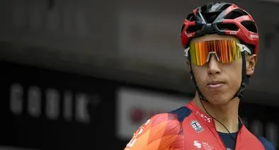 Egan Bernal se metió en problemas con Ineos por revelar el uniforme.