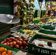 Conozca el supermercado de frutas y verduras más barato de Bogotá: hacen ríos de filas por sus bajos precios, donde una libra de papaya cuesta $ 400.