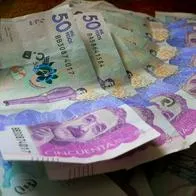 Foto de billetes colombianos, en nota de salario mínimo de 2024: cifra de productividad quedó en vilo por desacuerdo en mesa de concertación.