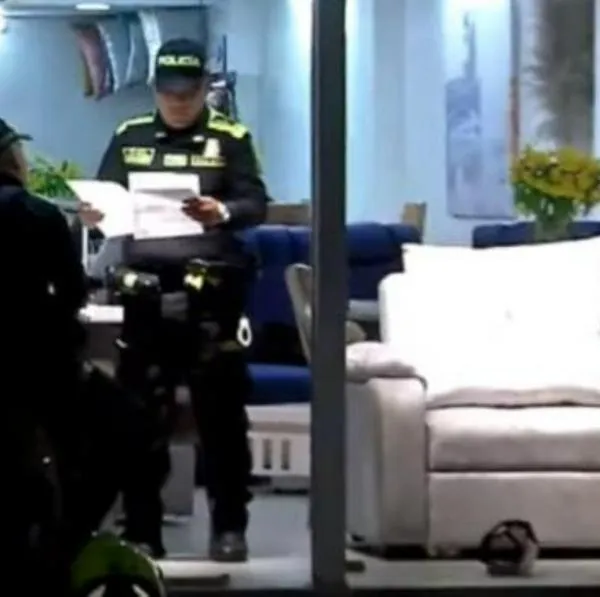 Sicarios en Bogotá asesinaron a un trabajador de local de muebles mientras descargaba mercancía dentro del negocio. Le dispararon varias veces. 