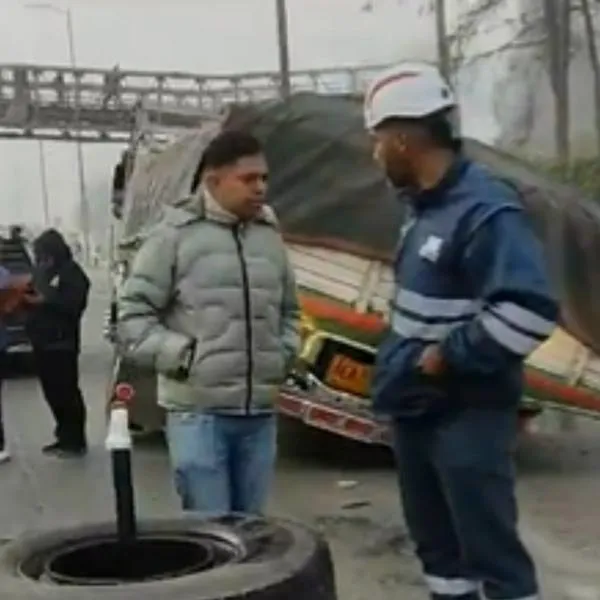 Enorme trancón en la Autopista Norte entrando a Bogotá por camión al que se le estalló una llanta. El vehículo estrelló a una camioneta