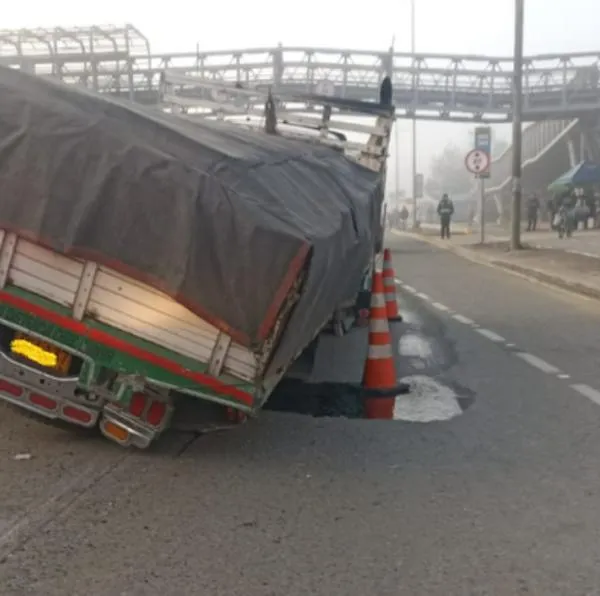 Caos en el norte de Bogotá por camión varado. Trancones son de hasta 2 horas y el ingreso a la ciudad está completamente bloqueado. 
